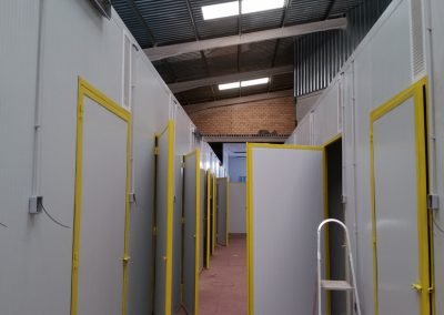 INSTALACIÓN ELÉCTRICA EN NAVE SITUADA EN EL POLÍGONO EL PILERO CARMONA CON TUBOS H Y PANTALLAS ESTANCAS
